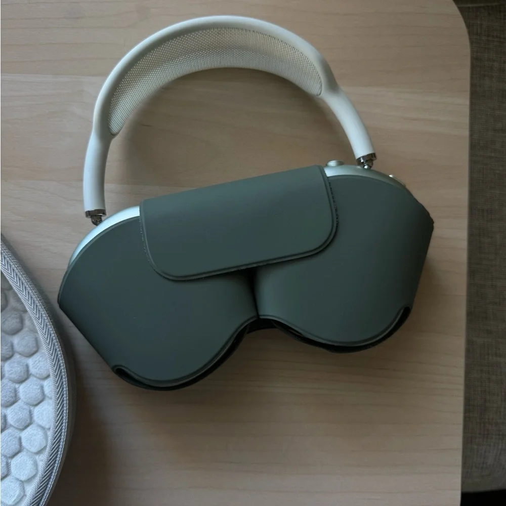 EUC Apple AirPods Max – Green (Lightning Version) with accessories